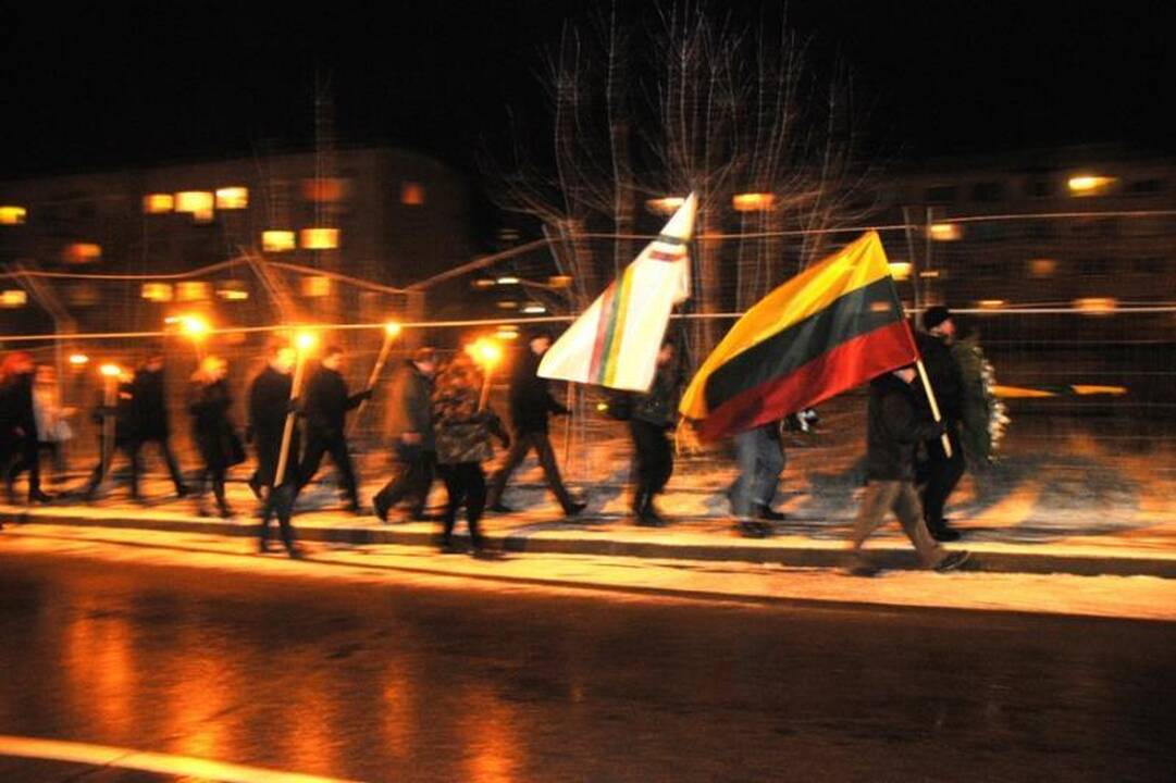 Kraštutiniai patriotai Sausio 13-ąją paminėjo eisena su deglais