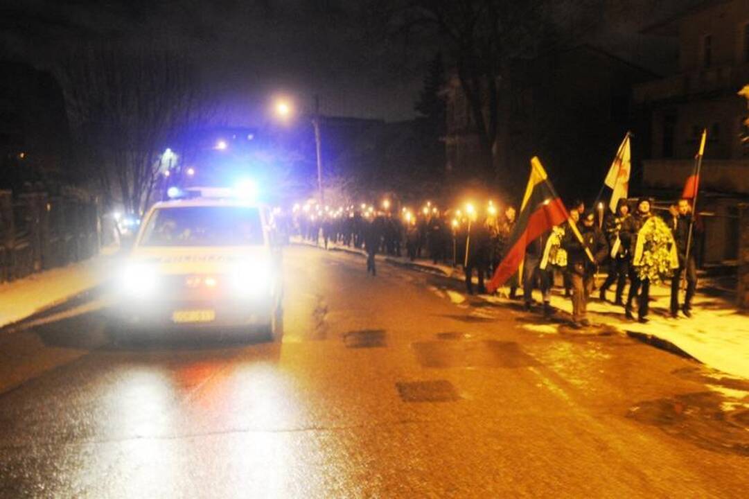 Kraštutiniai patriotai Sausio 13-ąją paminėjo eisena su deglais