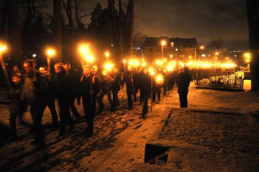 Kraštutiniai patriotai Sausio 13-ąją paminėjo eisena su deglais