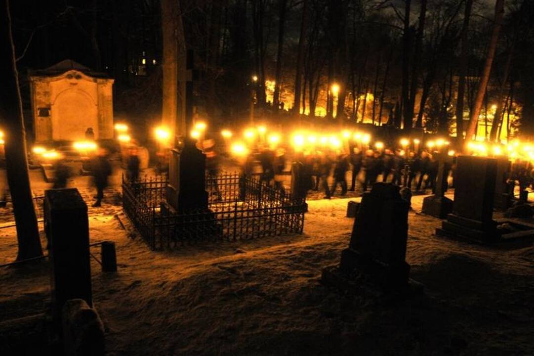 Kraštutiniai patriotai Sausio 13-ąją paminėjo eisena su deglais