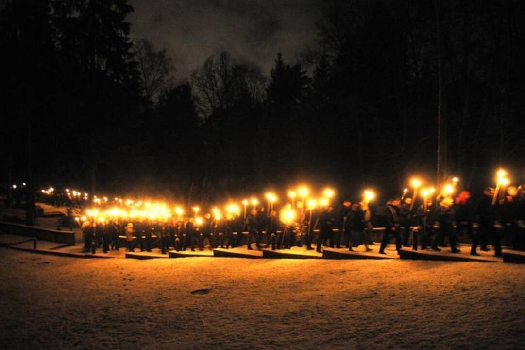 Kraštutiniai patriotai Sausio 13-ąją paminėjo eisena su deglais