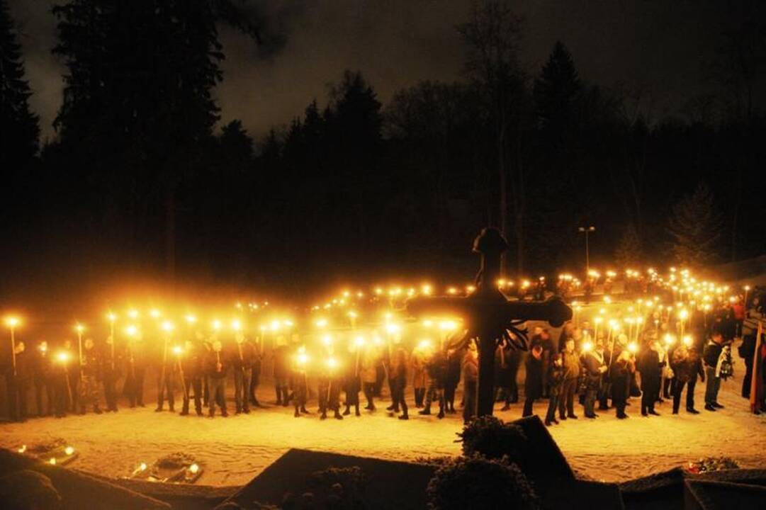 Kraštutiniai patriotai Sausio 13-ąją paminėjo eisena su deglais