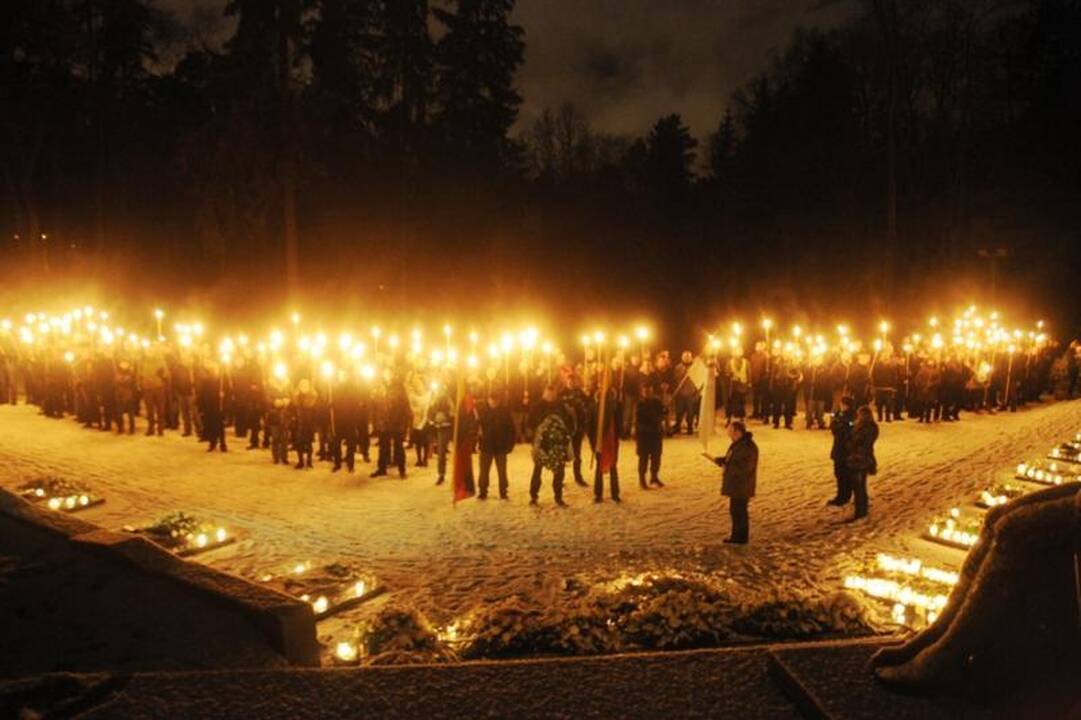 Kraštutiniai patriotai Sausio 13-ąją paminėjo eisena su deglais