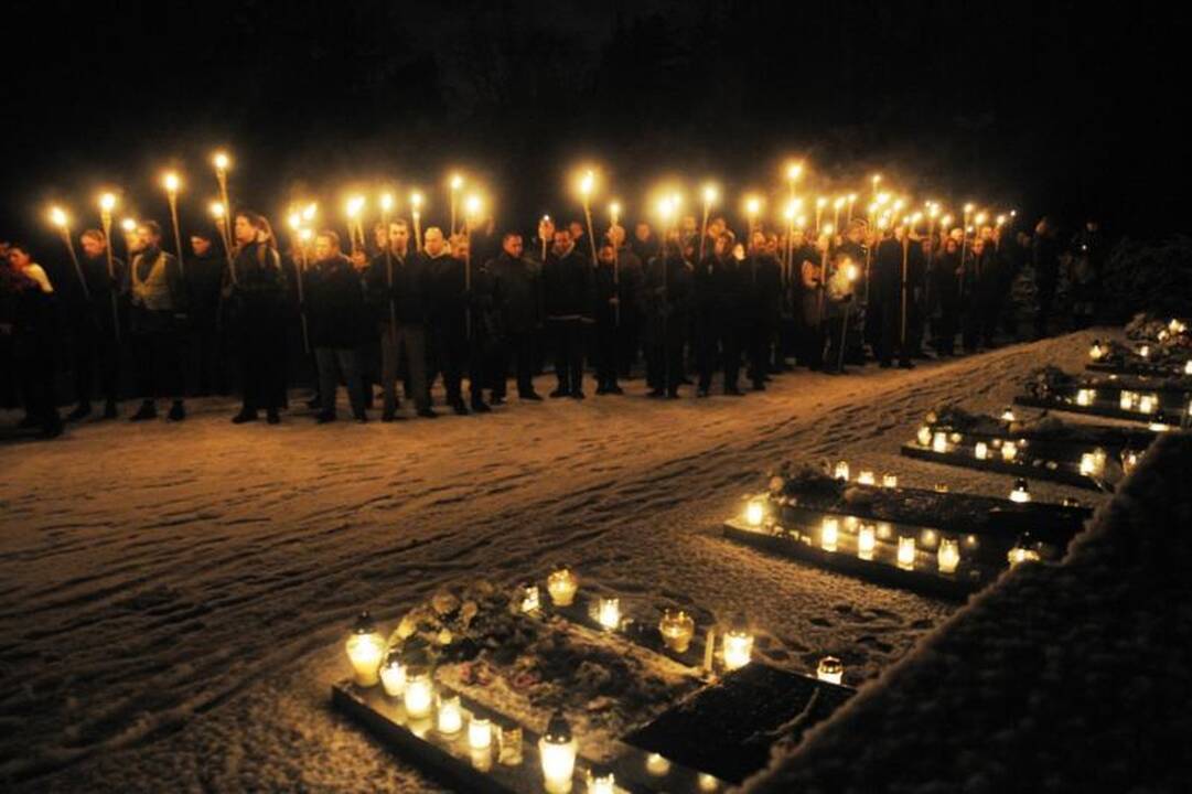 Kraštutiniai patriotai Sausio 13-ąją paminėjo eisena su deglais