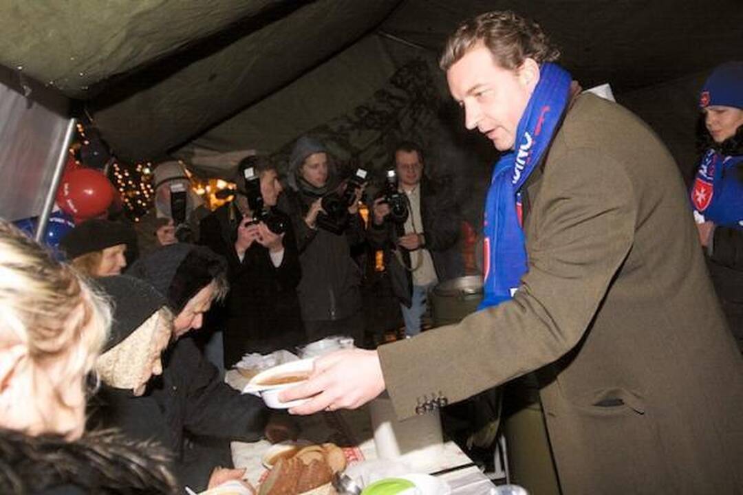 Kalėdinė sriuba prie žibančios Rotušės eglės