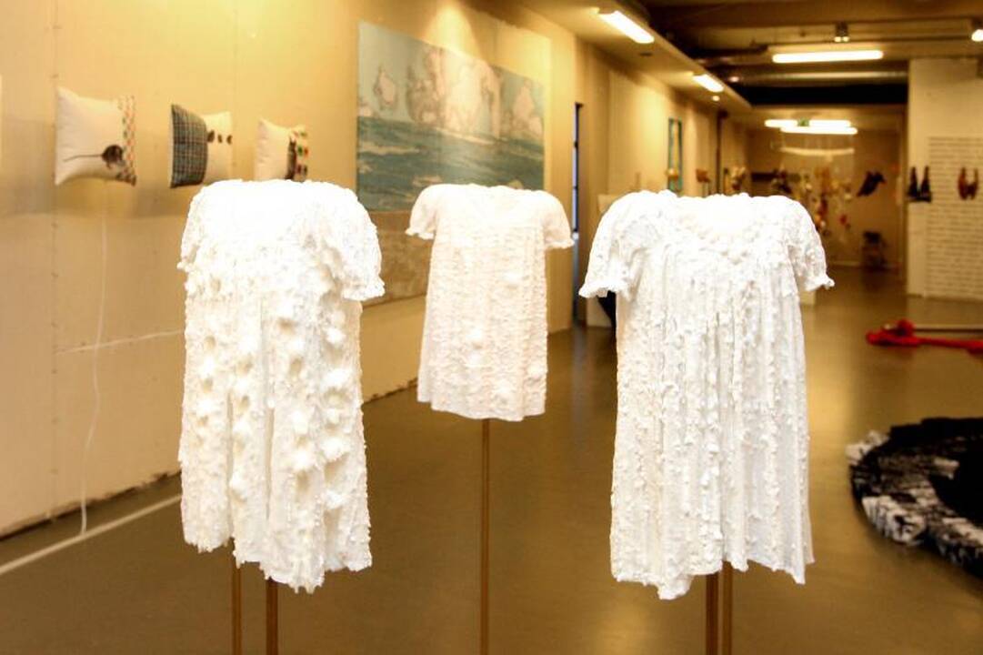 Tekstilės bienalė: cukrinės suknelės ir batai iš žiedlapių
