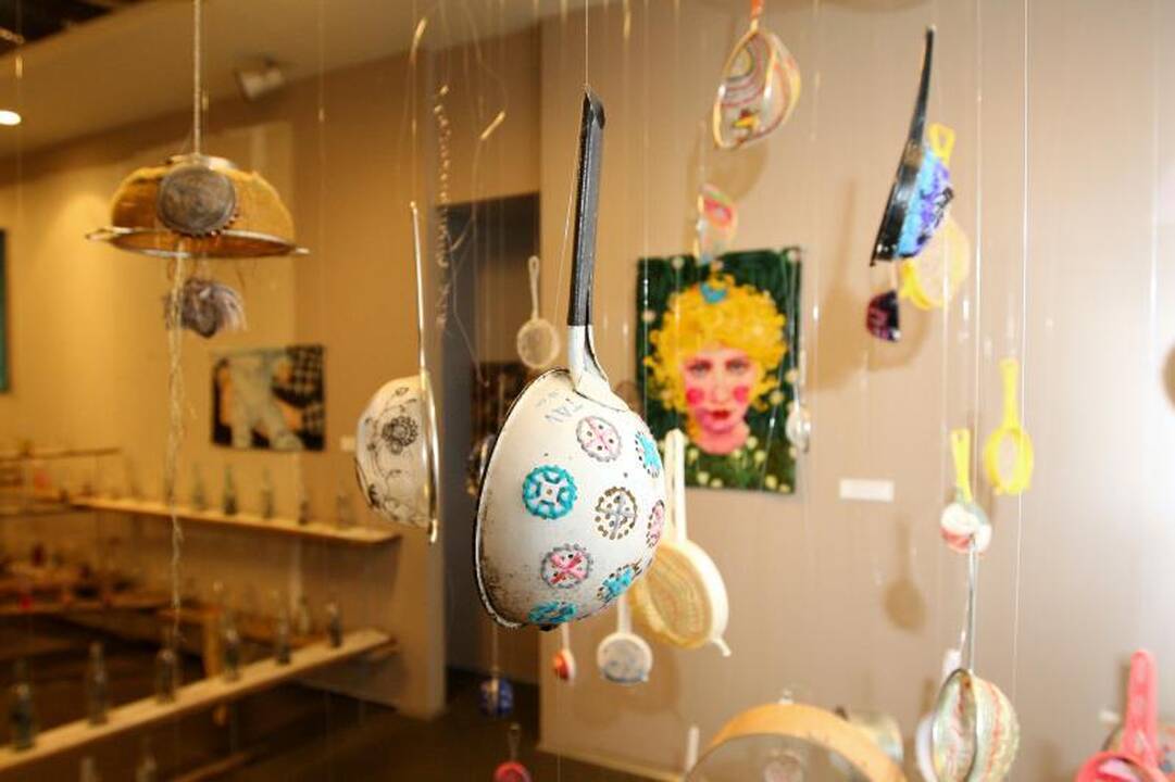 Tekstilės bienalė: cukrinės suknelės ir batai iš žiedlapių