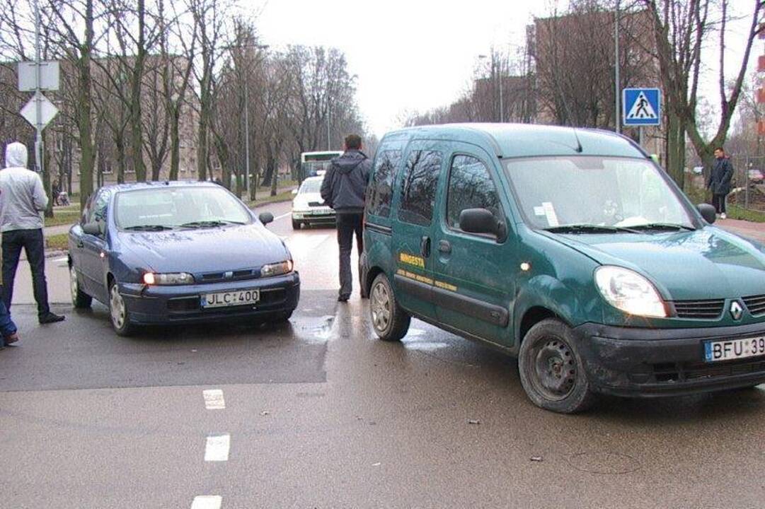 Slidūs keliai penktadienį piktino vairuotojus