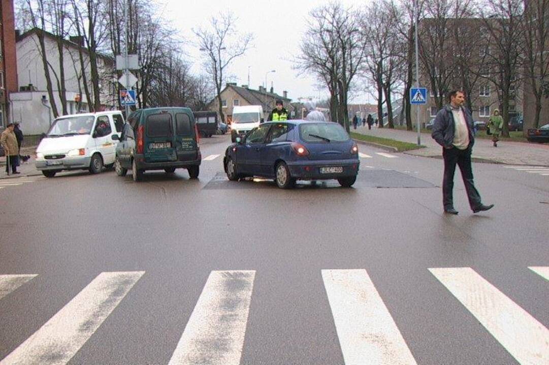 Slidūs keliai penktadienį piktino vairuotojus