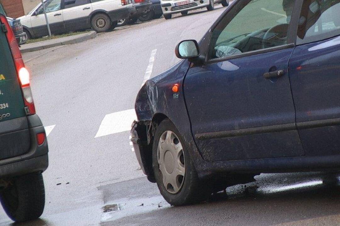 Slidūs keliai penktadienį piktino vairuotojus