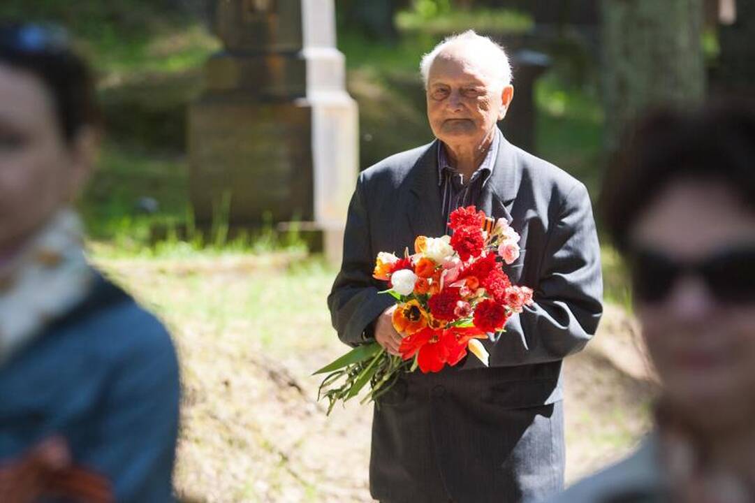 Antakalnio kapinėsė karo veteranai minėjo gegužės 9-ąją