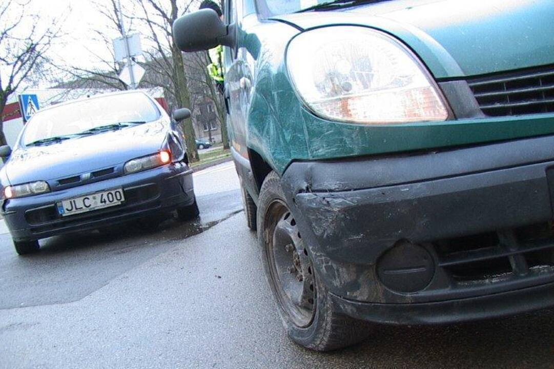 Slidūs keliai penktadienį piktino vairuotojus