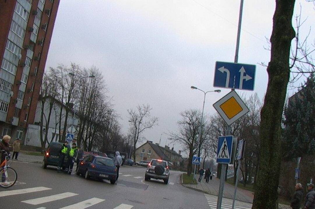 Slidūs keliai penktadienį piktino vairuotojus