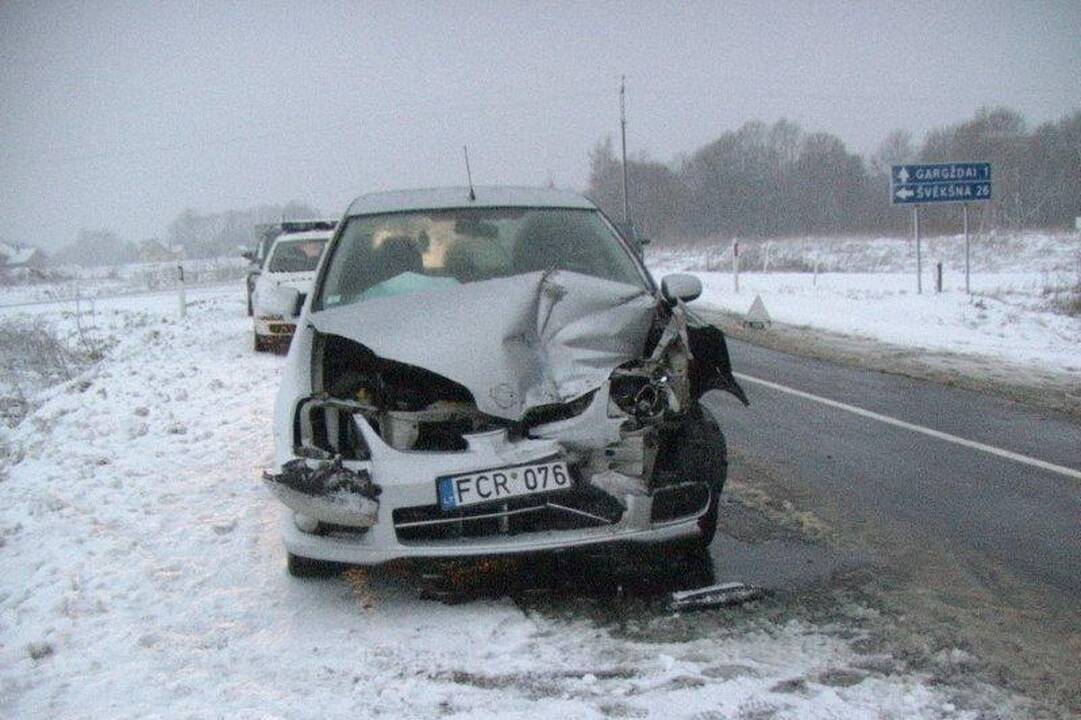 Slidūs keliai penktadienį piktino vairuotojus