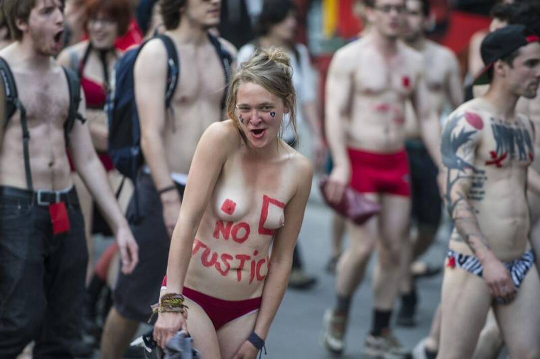 Studentai apsinuogino protestuodami prieš „Formulės 1“ lenktynes