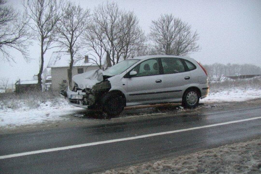 Slidūs keliai penktadienį piktino vairuotojus