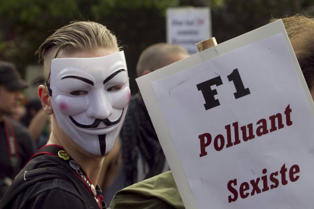 Studentai apsinuogino protestuodami prieš „Formulės 1“ lenktynes