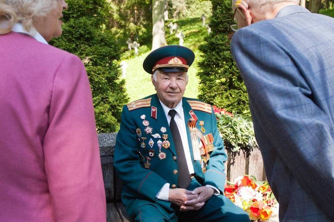 Antakalnio kapinėsė karo veteranai minėjo gegužės 9-ąją