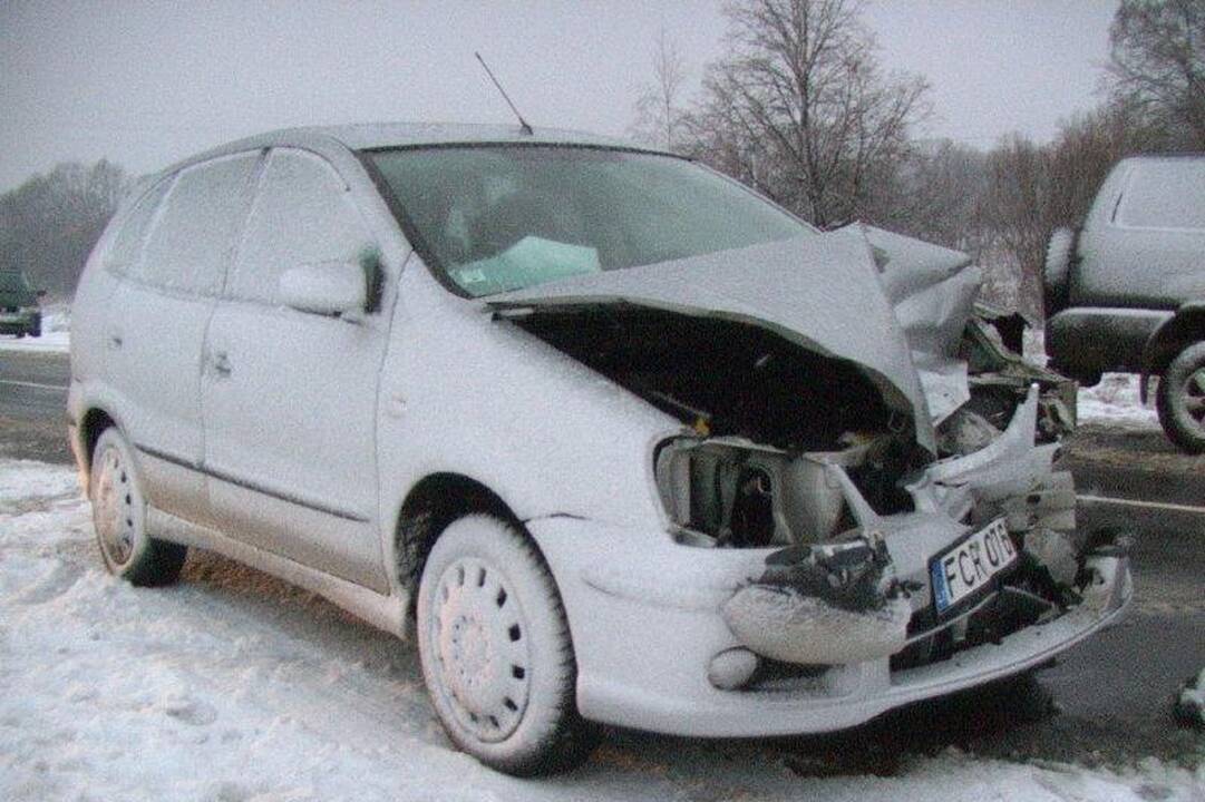 Slidūs keliai penktadienį piktino vairuotojus