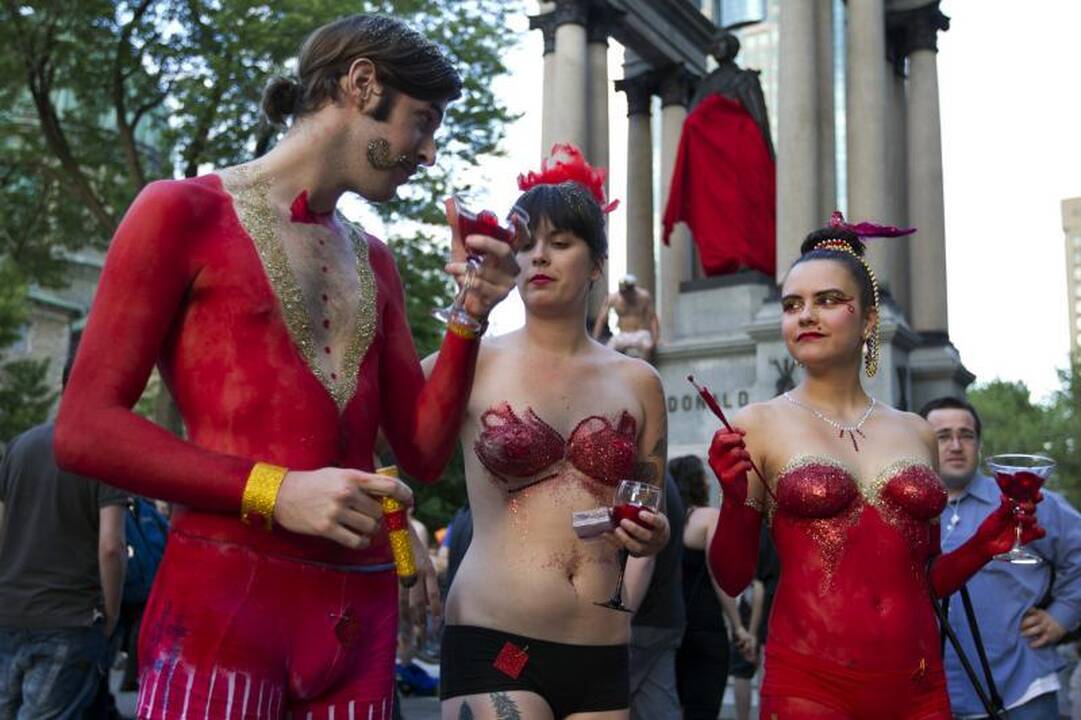 Studentai apsinuogino protestuodami prieš „Formulės 1“ lenktynes