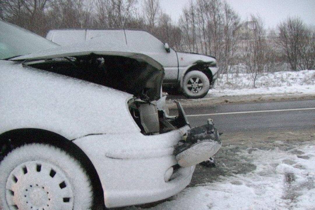 Slidūs keliai penktadienį piktino vairuotojus
