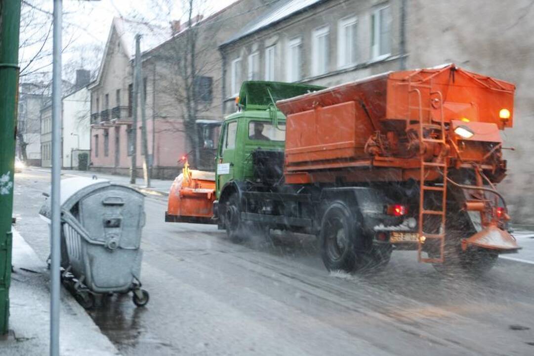 Slidūs keliai penktadienį piktino vairuotojus