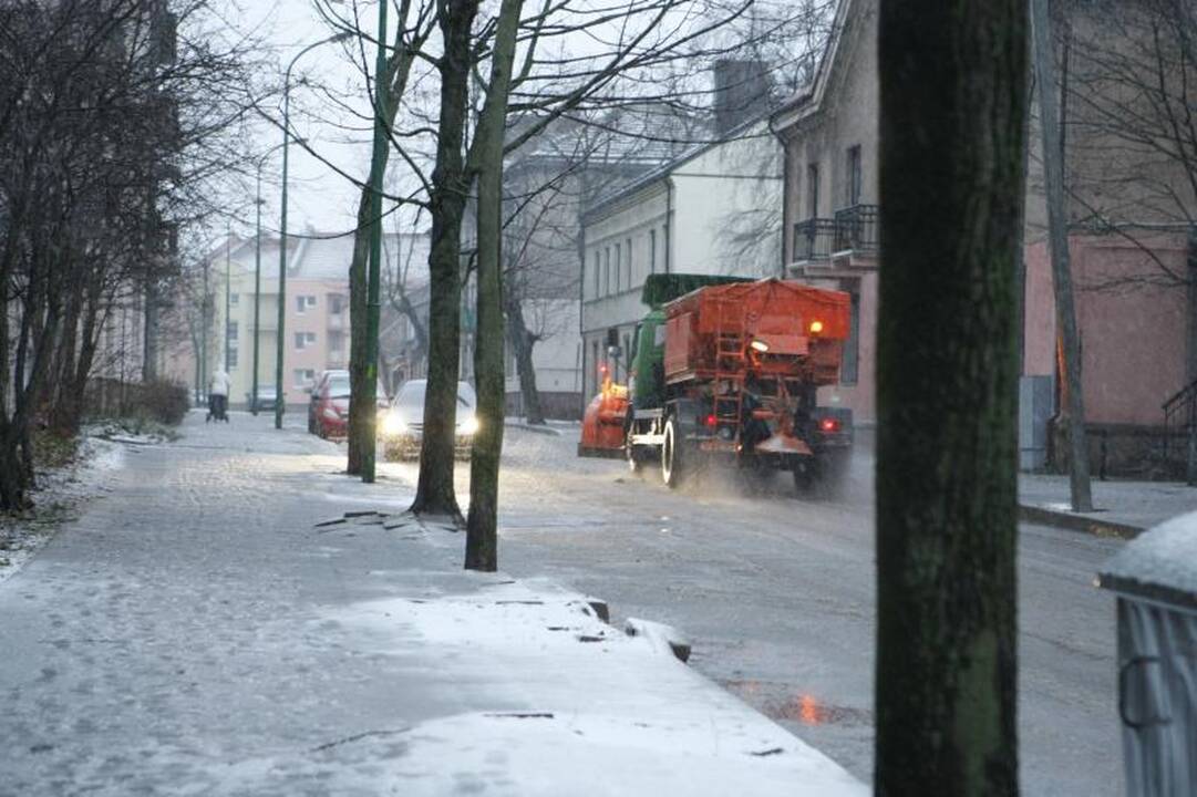 Slidūs keliai penktadienį piktino vairuotojus