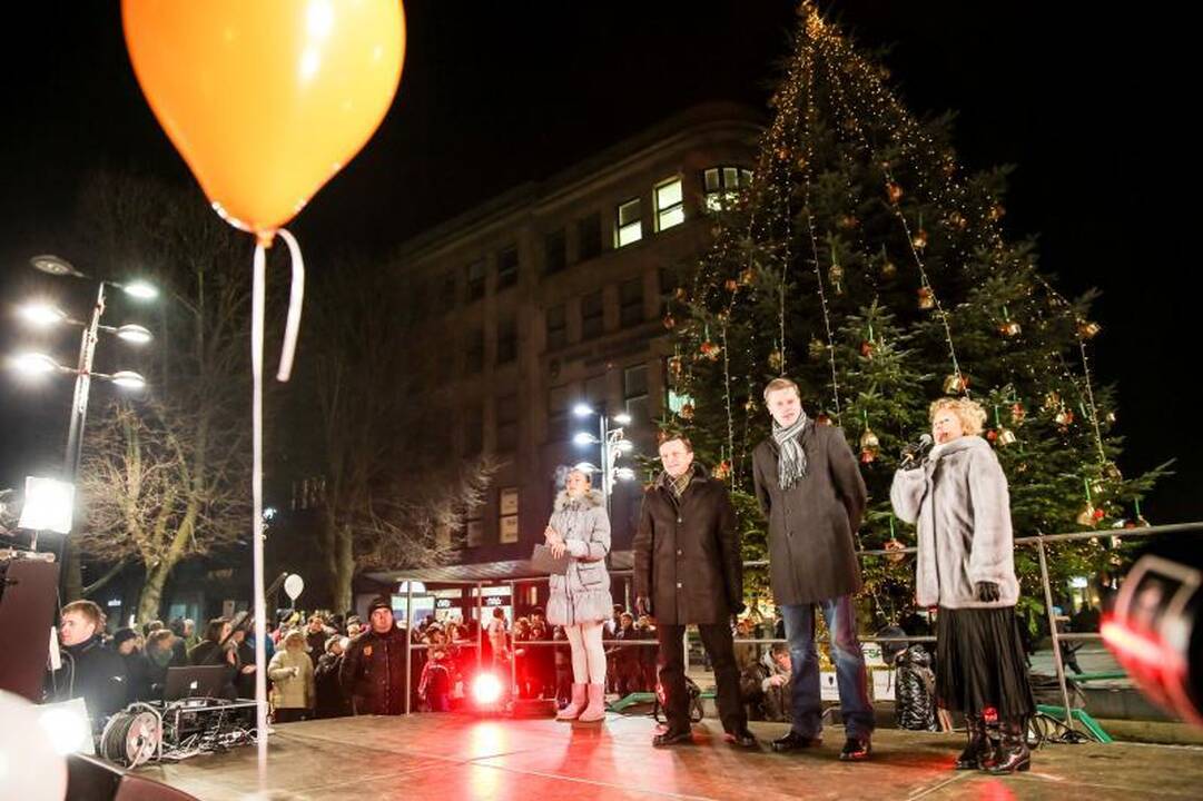 Laisvės alėjoje sužibo studentų dabinta eglė