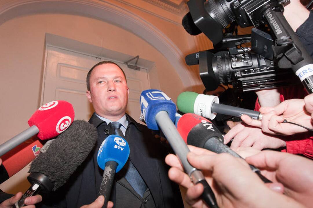 Grupuotei ketinęs vežti ginklus airis nuteistas 12 metų nelaisvės