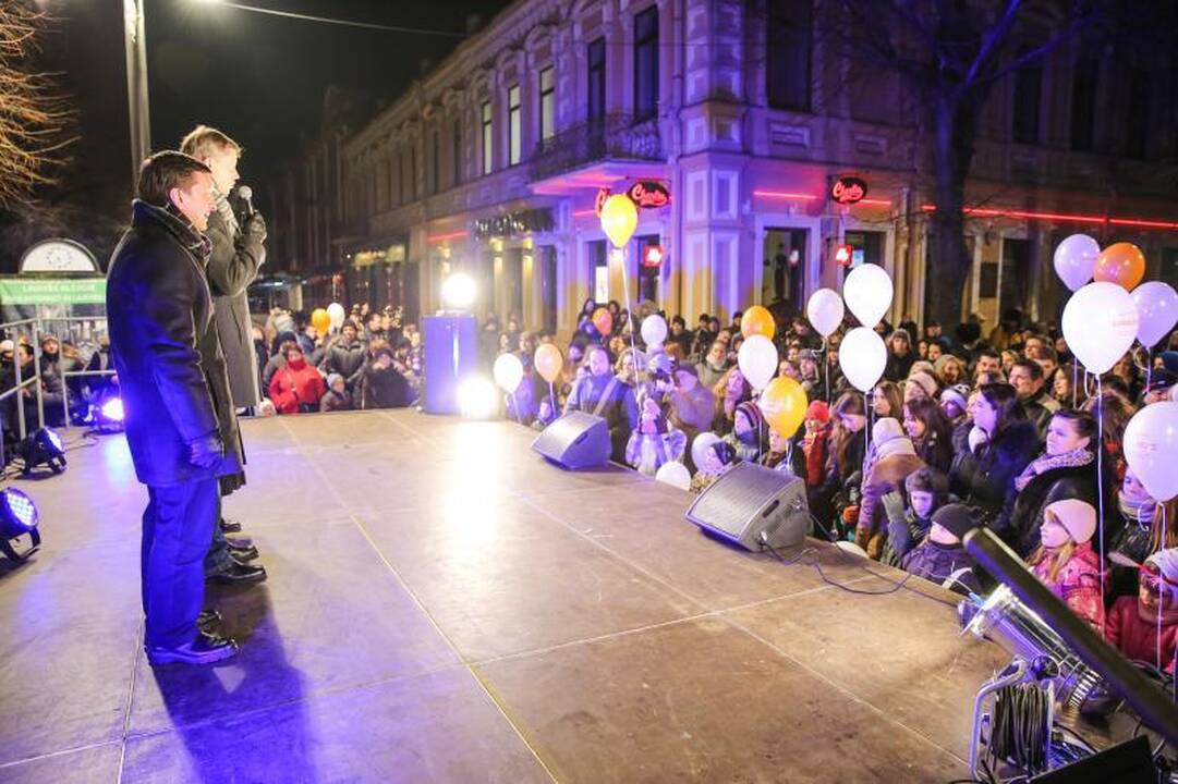 Laisvės alėjoje sužibo studentų dabinta eglė