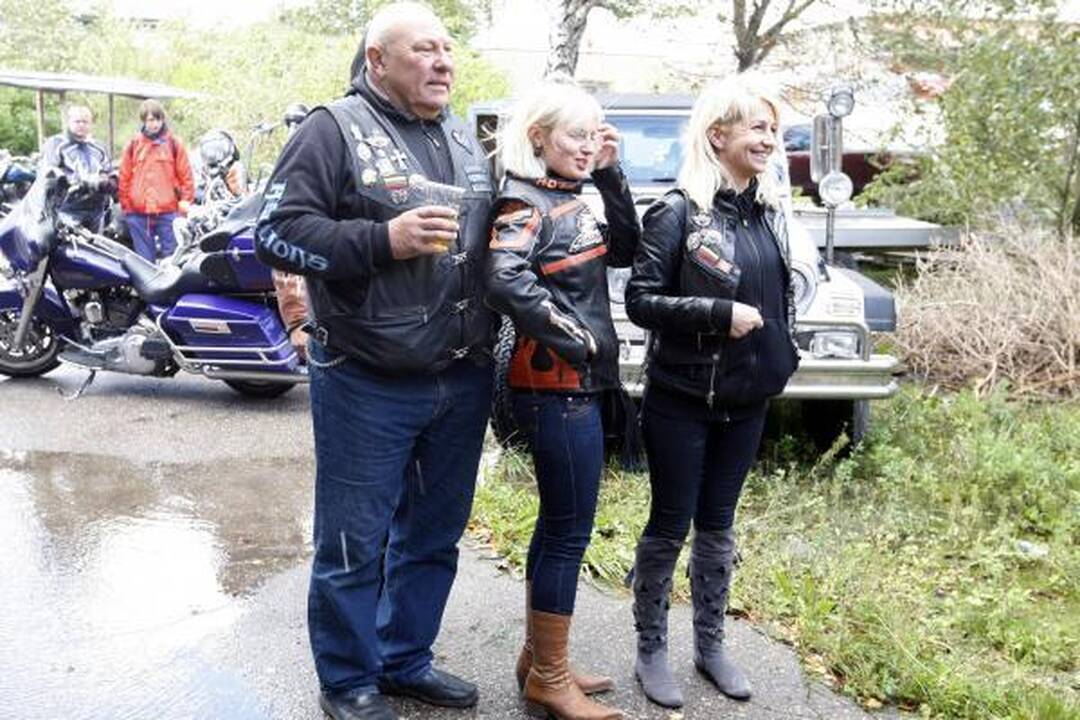 Baikerių sezono uždaryme – keptas šernas