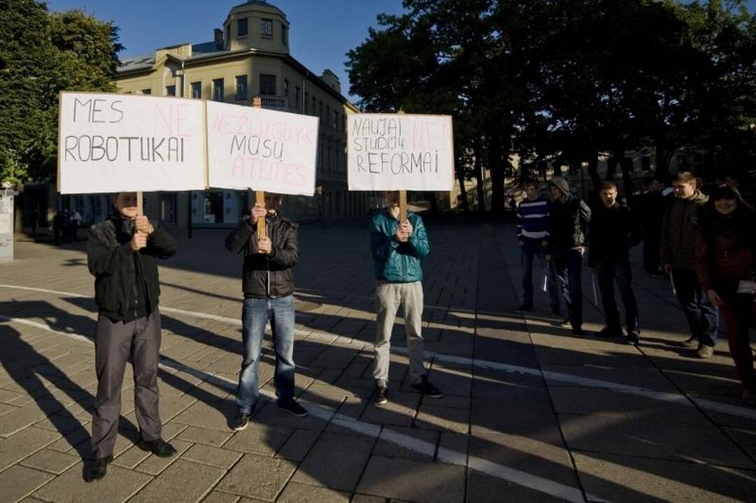Kauno moksleiviai šaukia: žlugdoma mūsų ateitis! 