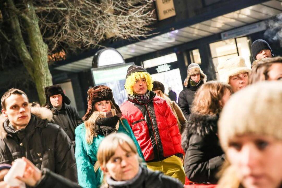 Laisvės alėjoje sužibo studentų dabinta eglė