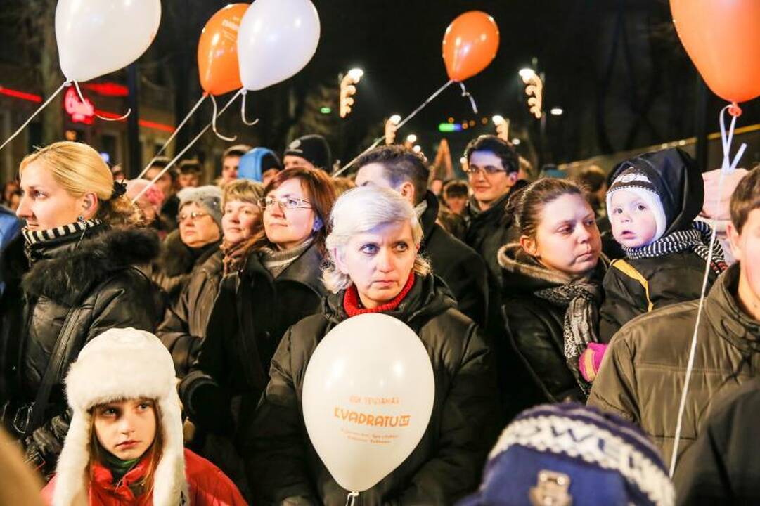 Laisvės alėjoje sužibo studentų dabinta eglė