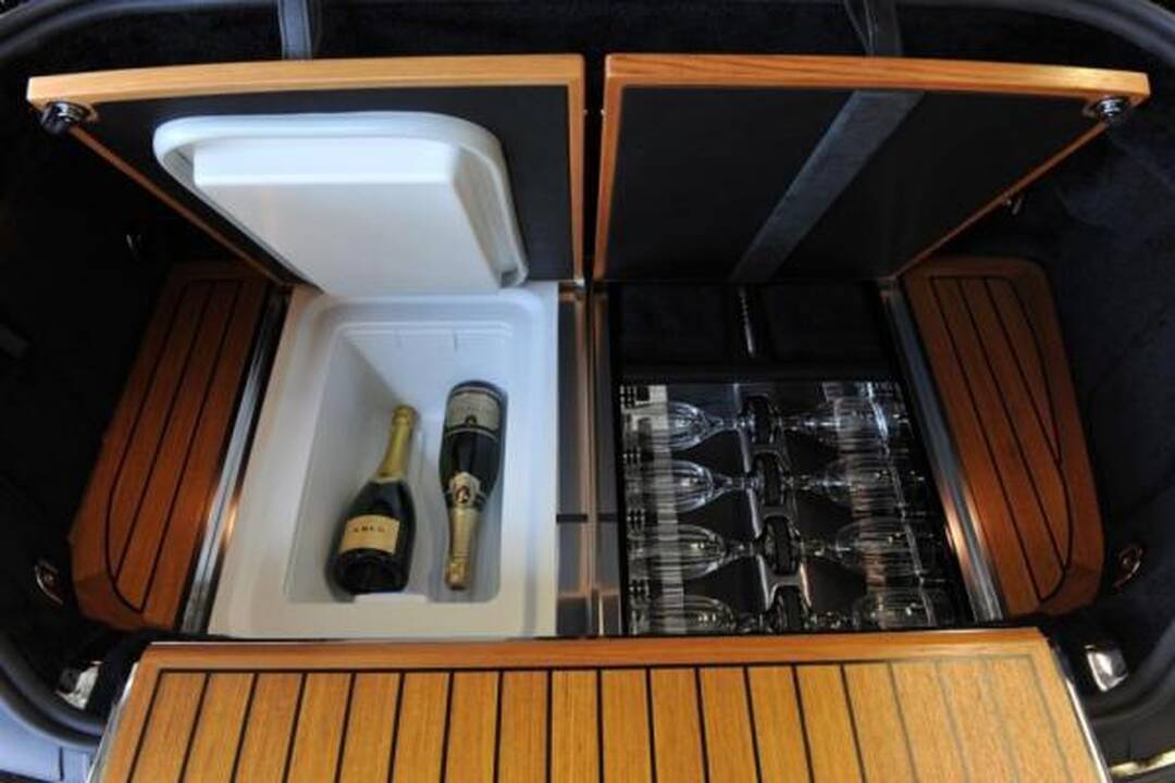 „Rolls-Royce“: šakučių ir taurių prabangai lygių nėra