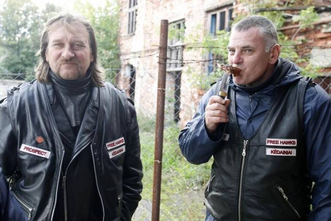 Baikerių sezono uždaryme – keptas šernas
