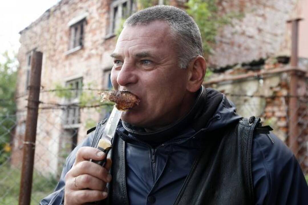 Baikerių sezono uždaryme – keptas šernas