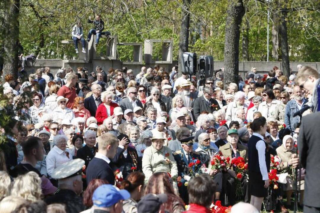 Gegužės 9-ąją klaipėdiečiai paminėjo karių kapinėse (papildyta)
