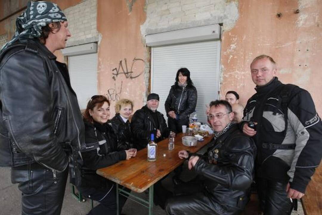 Baikerių sezono uždaryme – keptas šernas