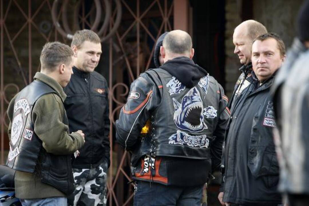 Baikerių sezono uždaryme – keptas šernas