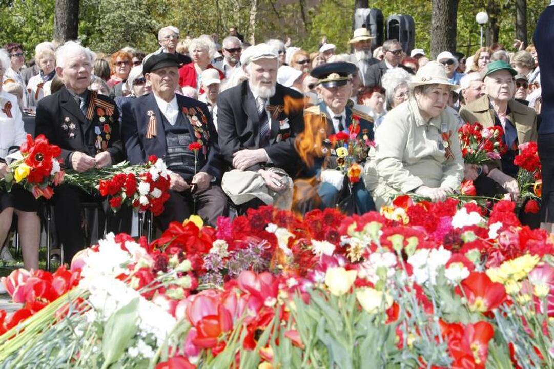Gegužės 9-ąją klaipėdiečiai paminėjo karių kapinėse (papildyta)