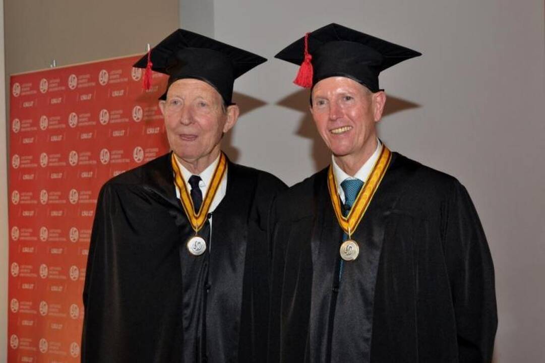 Profesoriai A.Riutenas  ir B.Saltinas inauguruoti LSU garbės daktarais