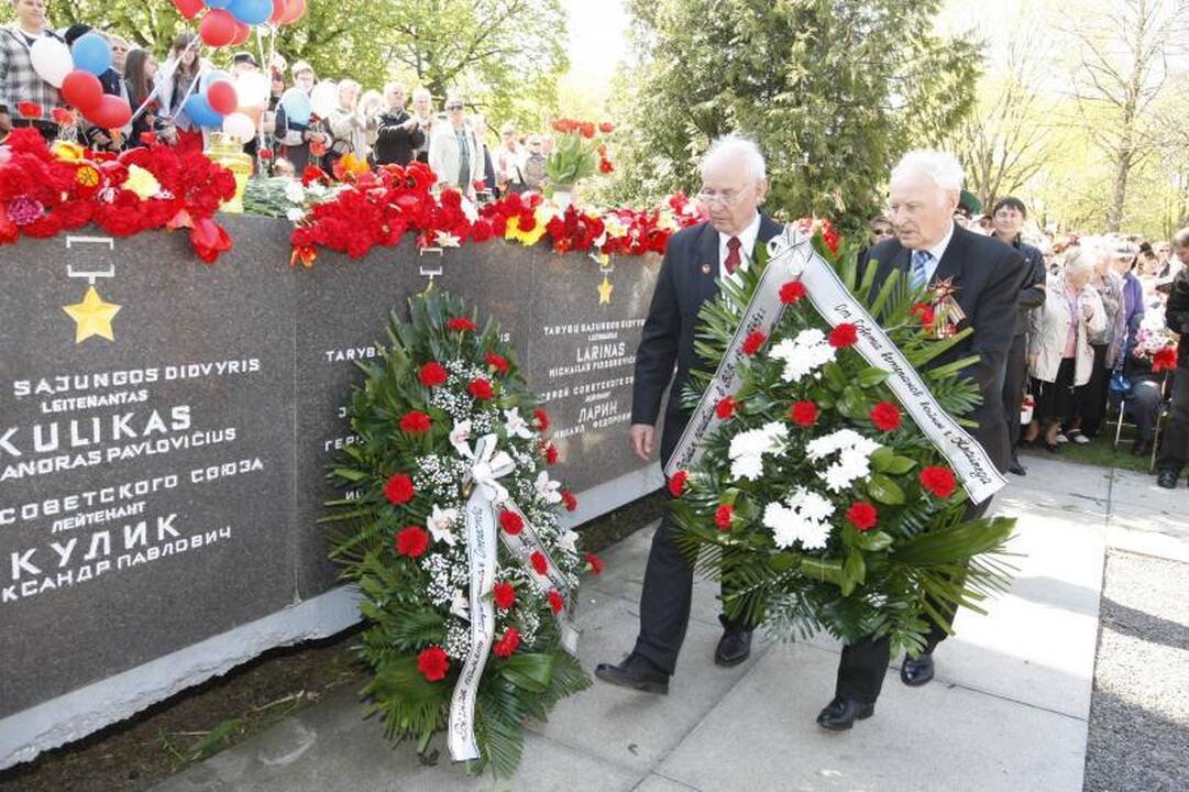 Gegužės 9-ąją klaipėdiečiai paminėjo karių kapinėse (papildyta)