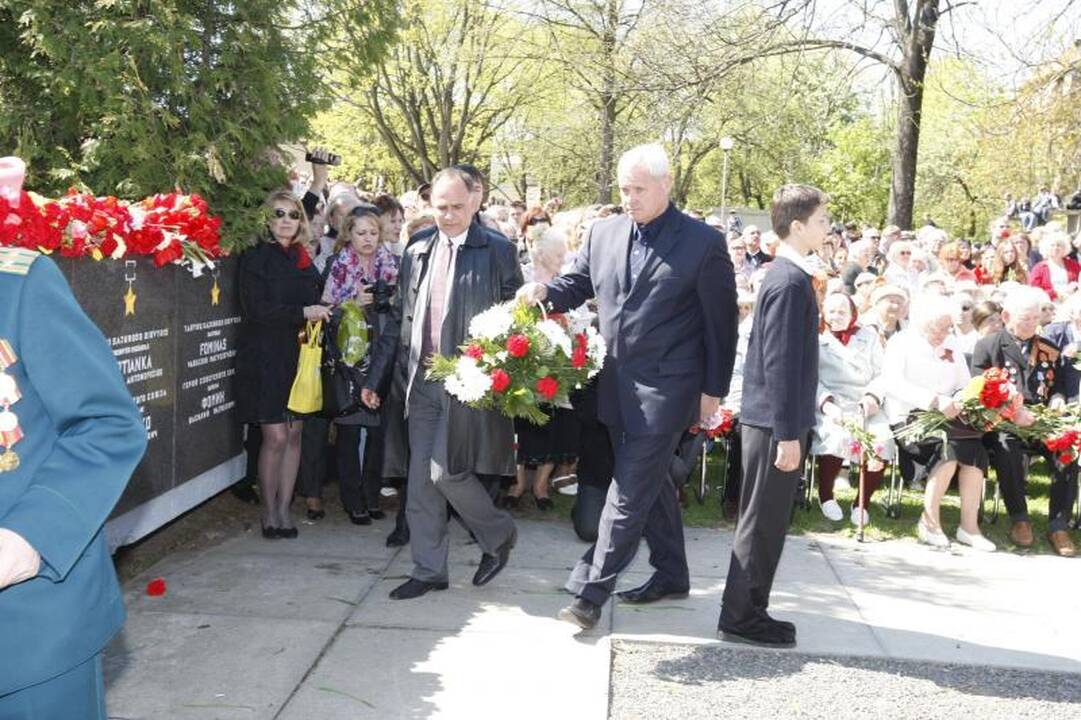 Gegužės 9-ąją klaipėdiečiai paminėjo karių kapinėse (papildyta)