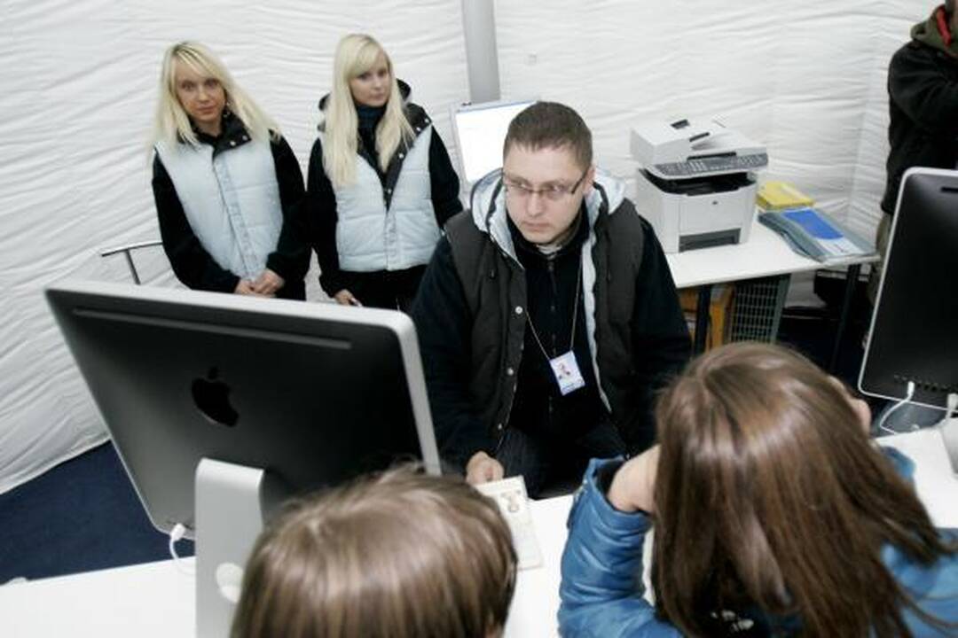 „iPhone 3G“ prekyba prasidėjo be ažiotažo ir minių (video)