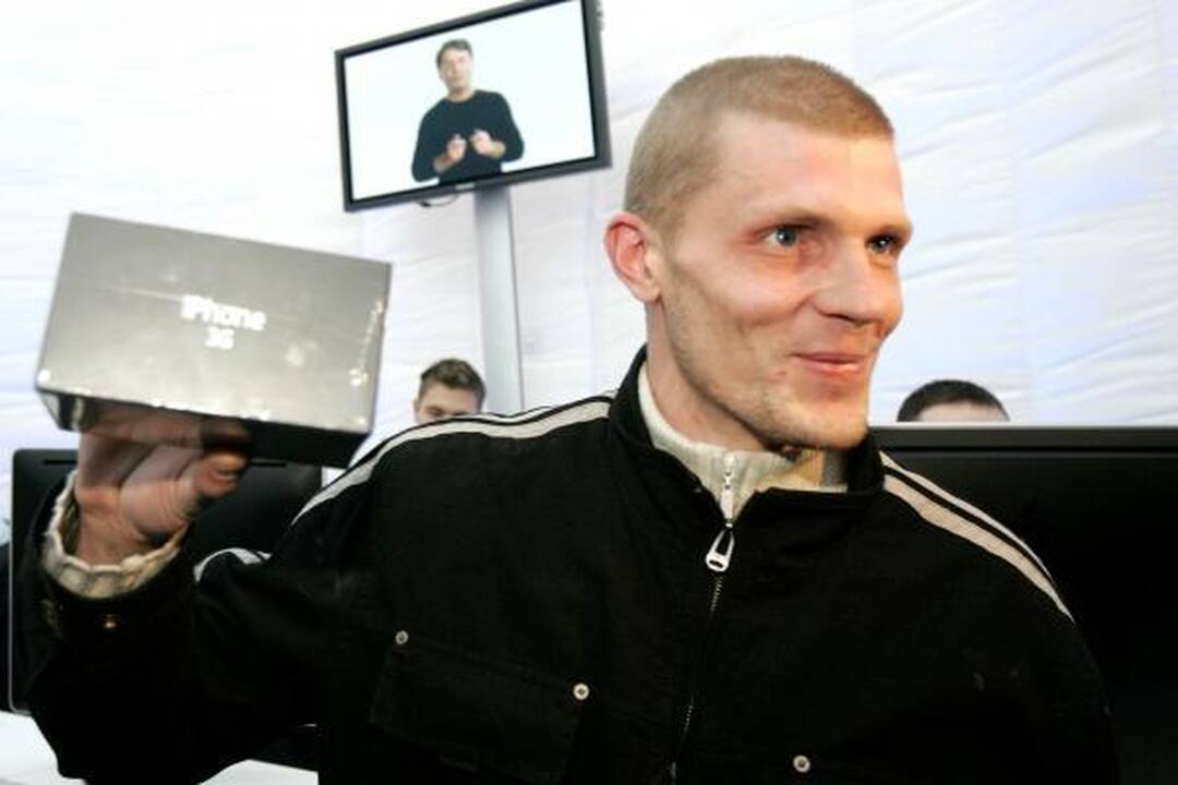 „iPhone 3G“ prekyba prasidėjo be ažiotažo ir minių (video)