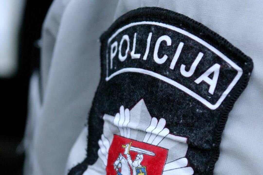 Neblaivi kaunietė įvarė baimės vaikui ir skėlė antausį pareigūnui