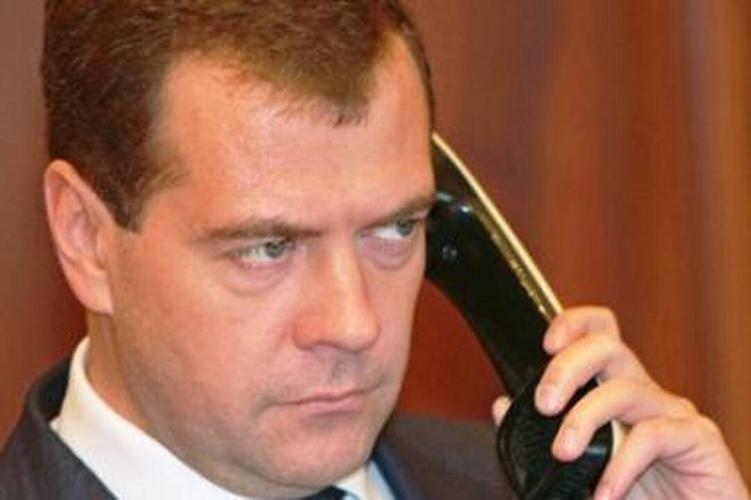 Apklausa: D.Medvedevas pasivijo V.Putiną pagal pritarimą savo veiklai