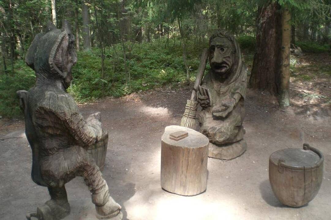 Raganų kalno skulptūras ir vėl gelbėja tautodailininkai