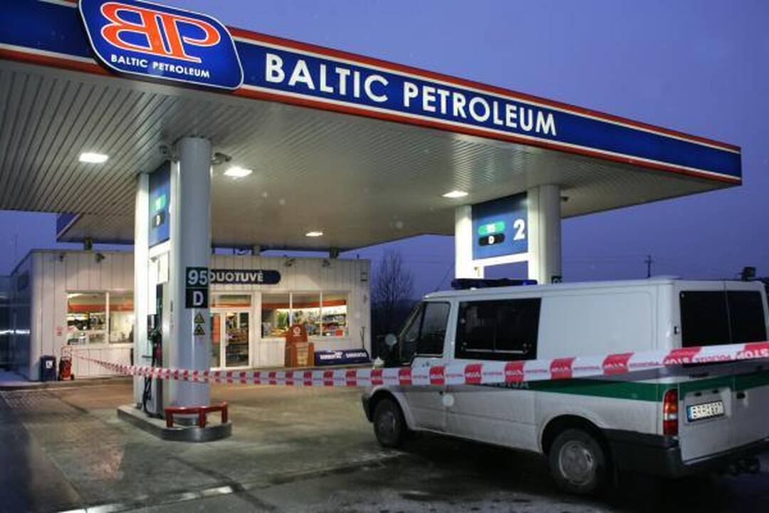Vilniuje vidury dienos apiplėšta degalinė 